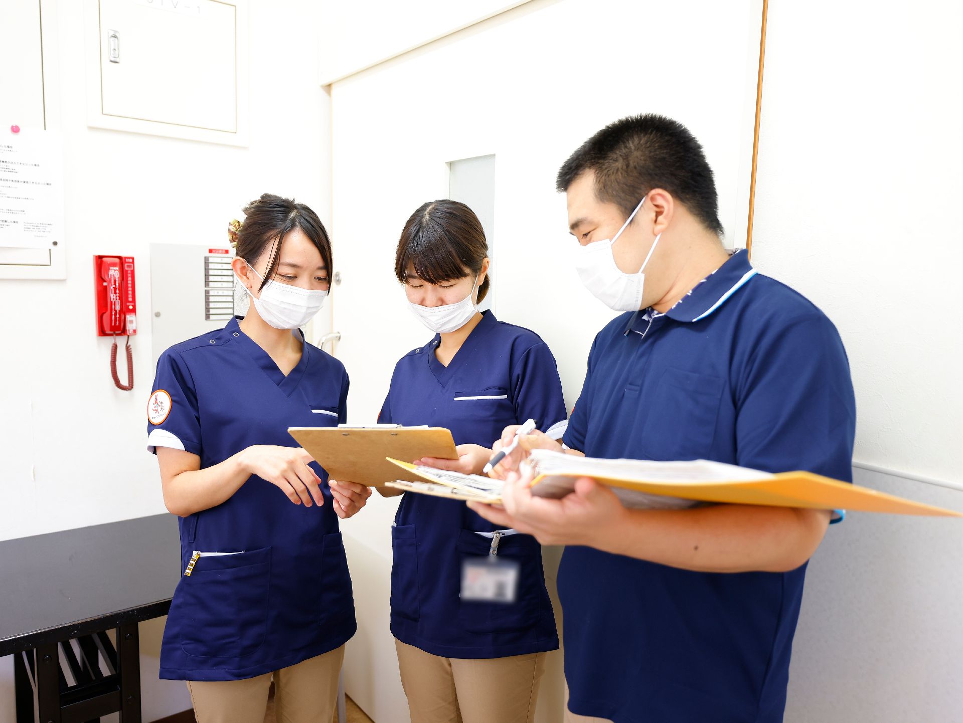 打ち合わせを行い、万全の準備を行うスタッフ