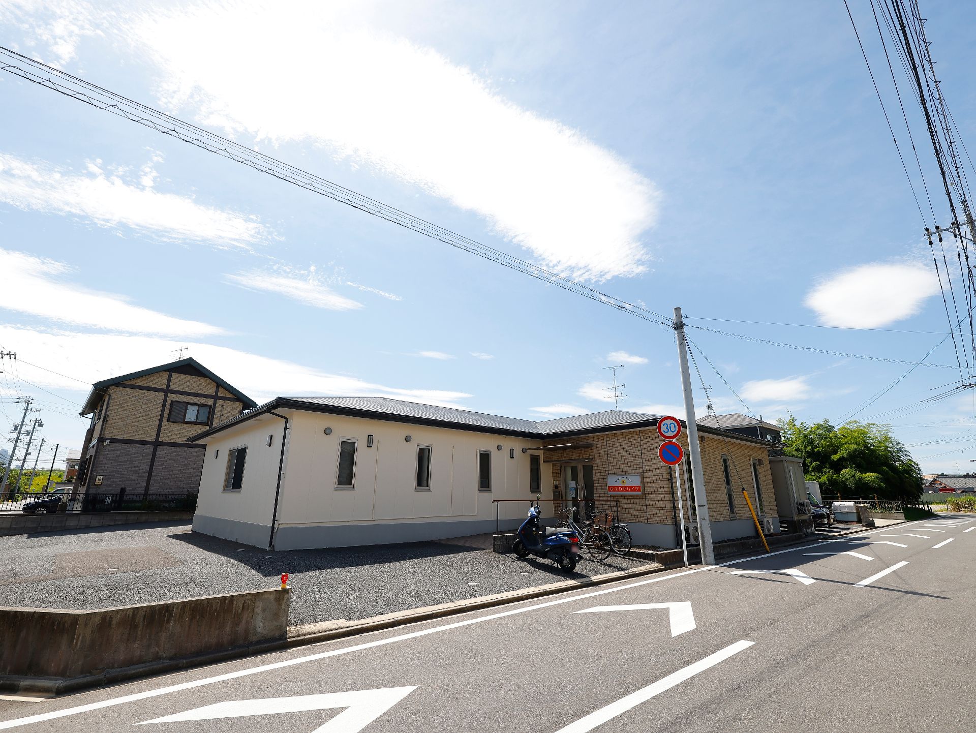 広い駐車場が隣接した、介護施設の外観