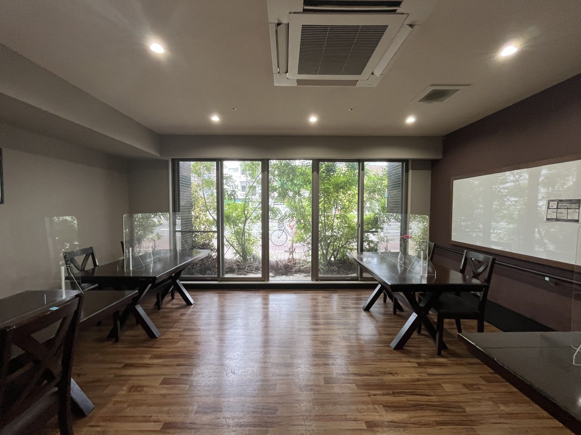 大きな窓のある部屋