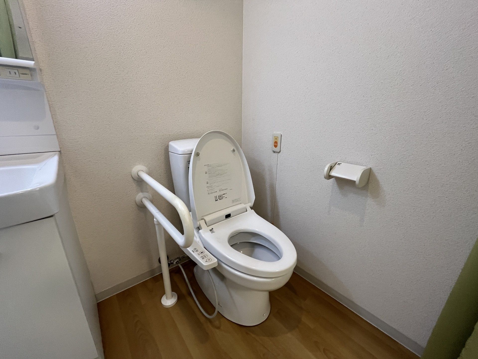 手すり付きのトイレ