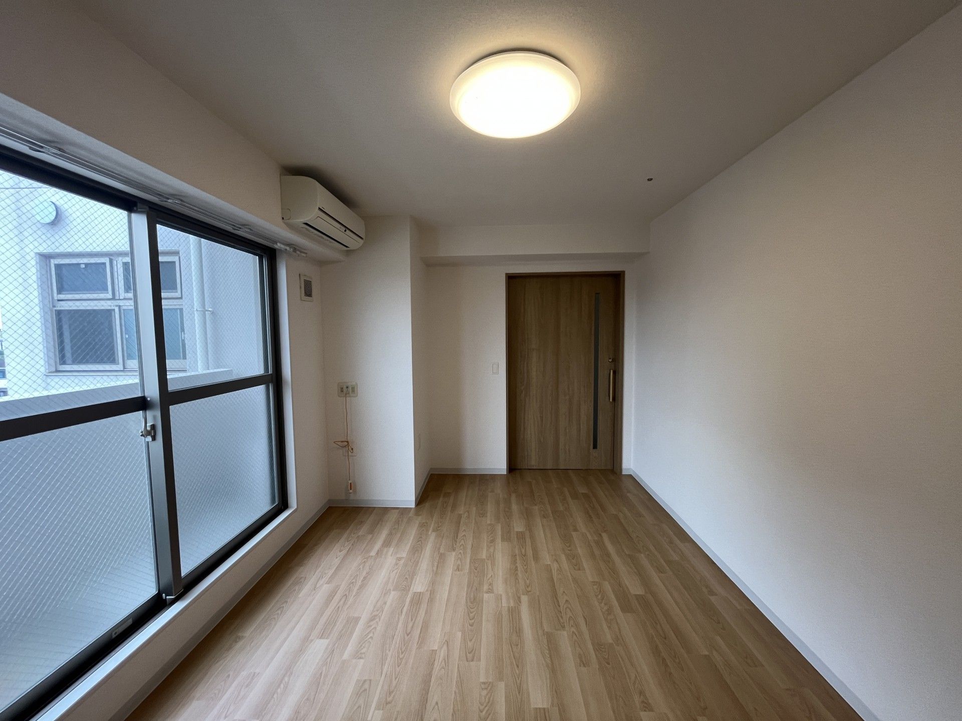 明るい個室の一角