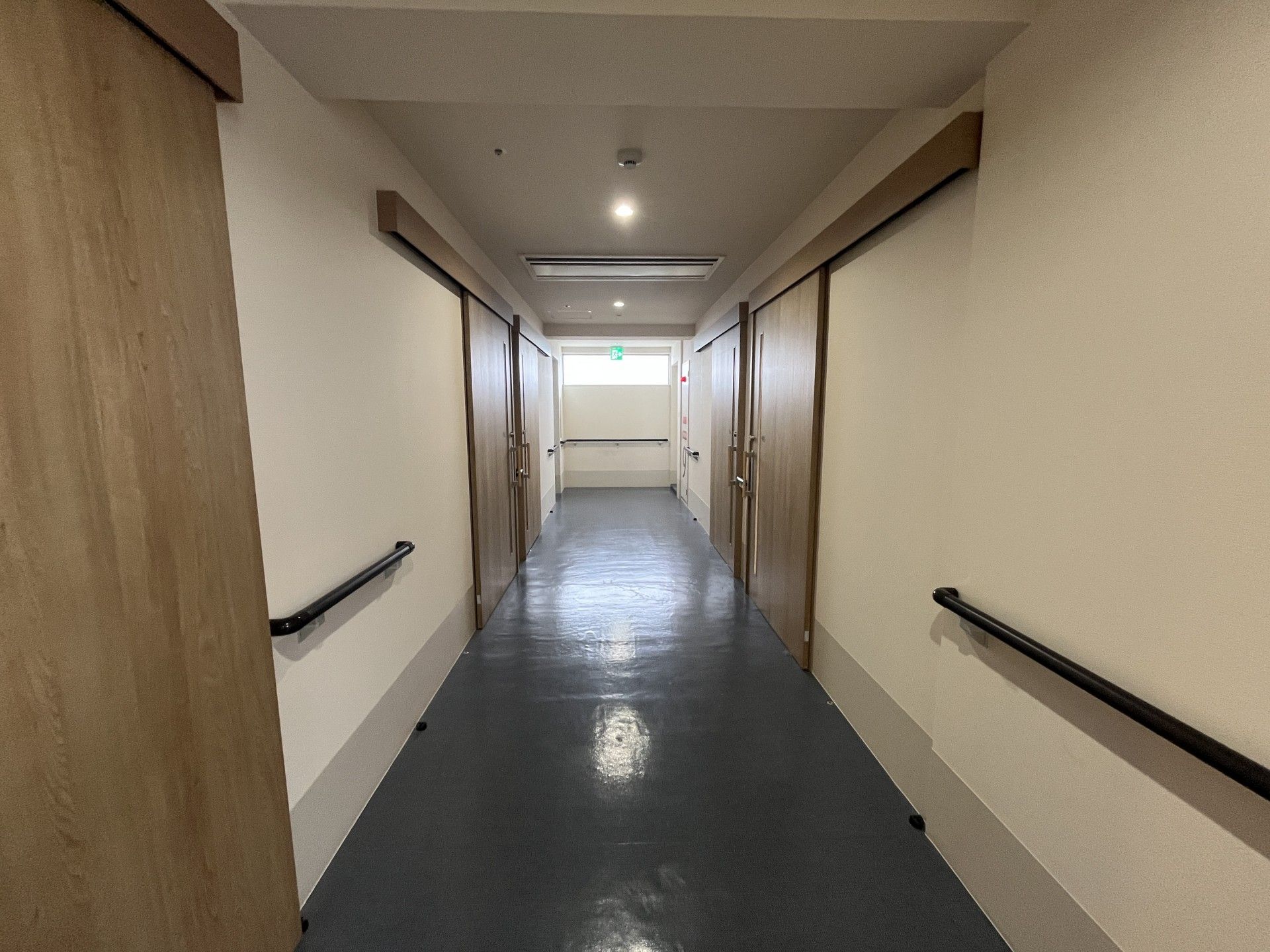 手すり付きの廊下