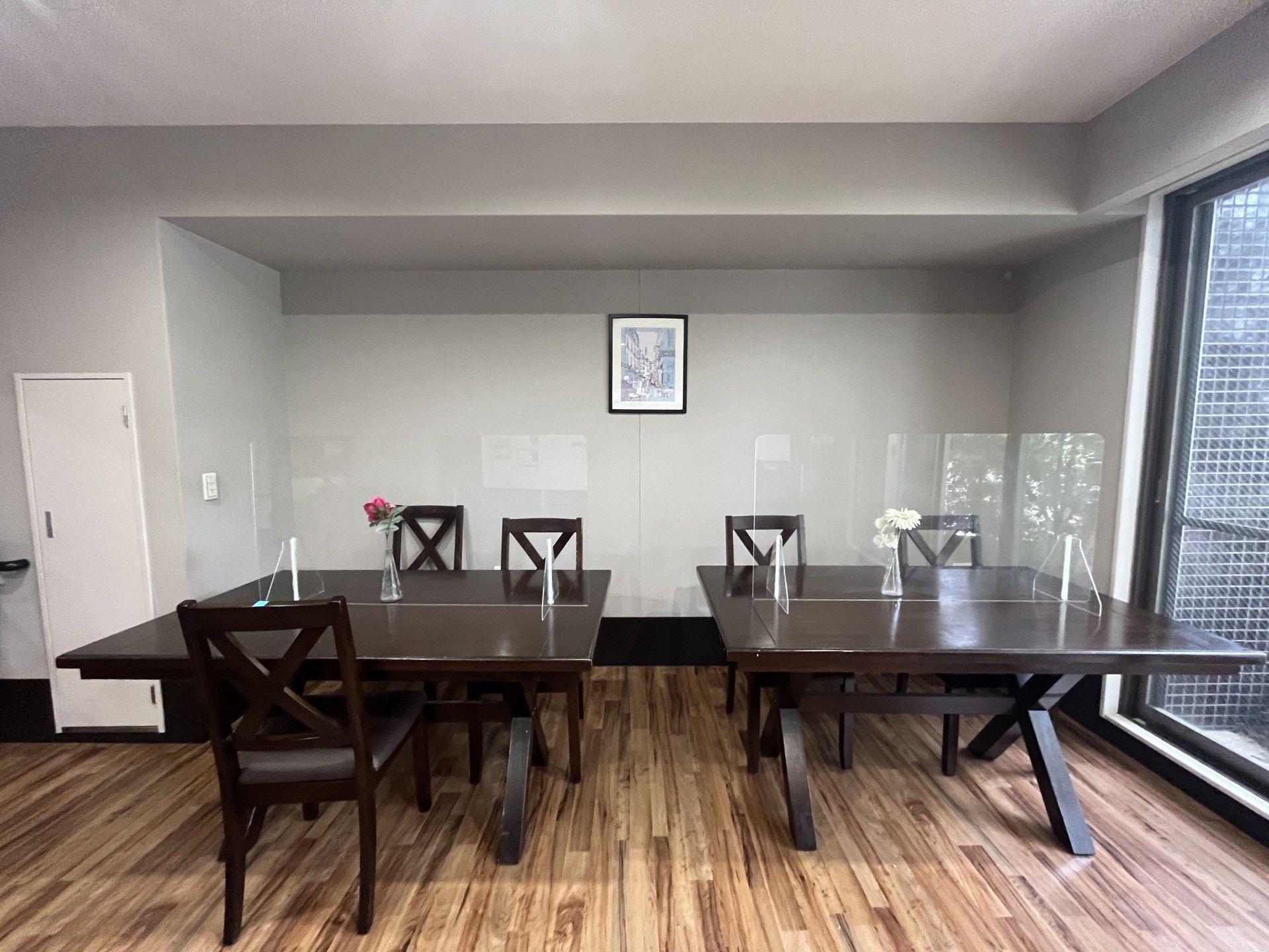 落ち着いた雰囲気の食事スペース