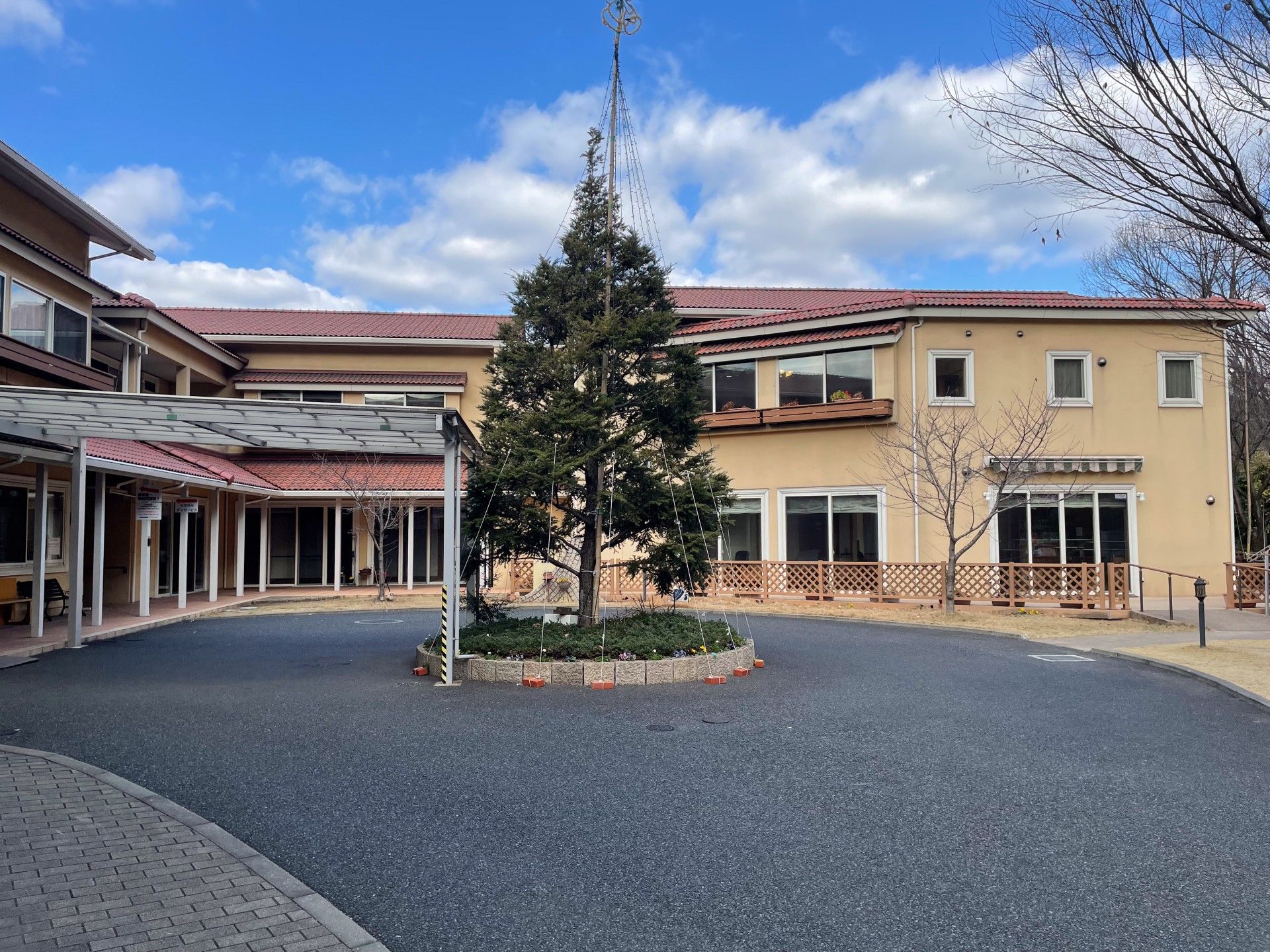 広場のある建物外観