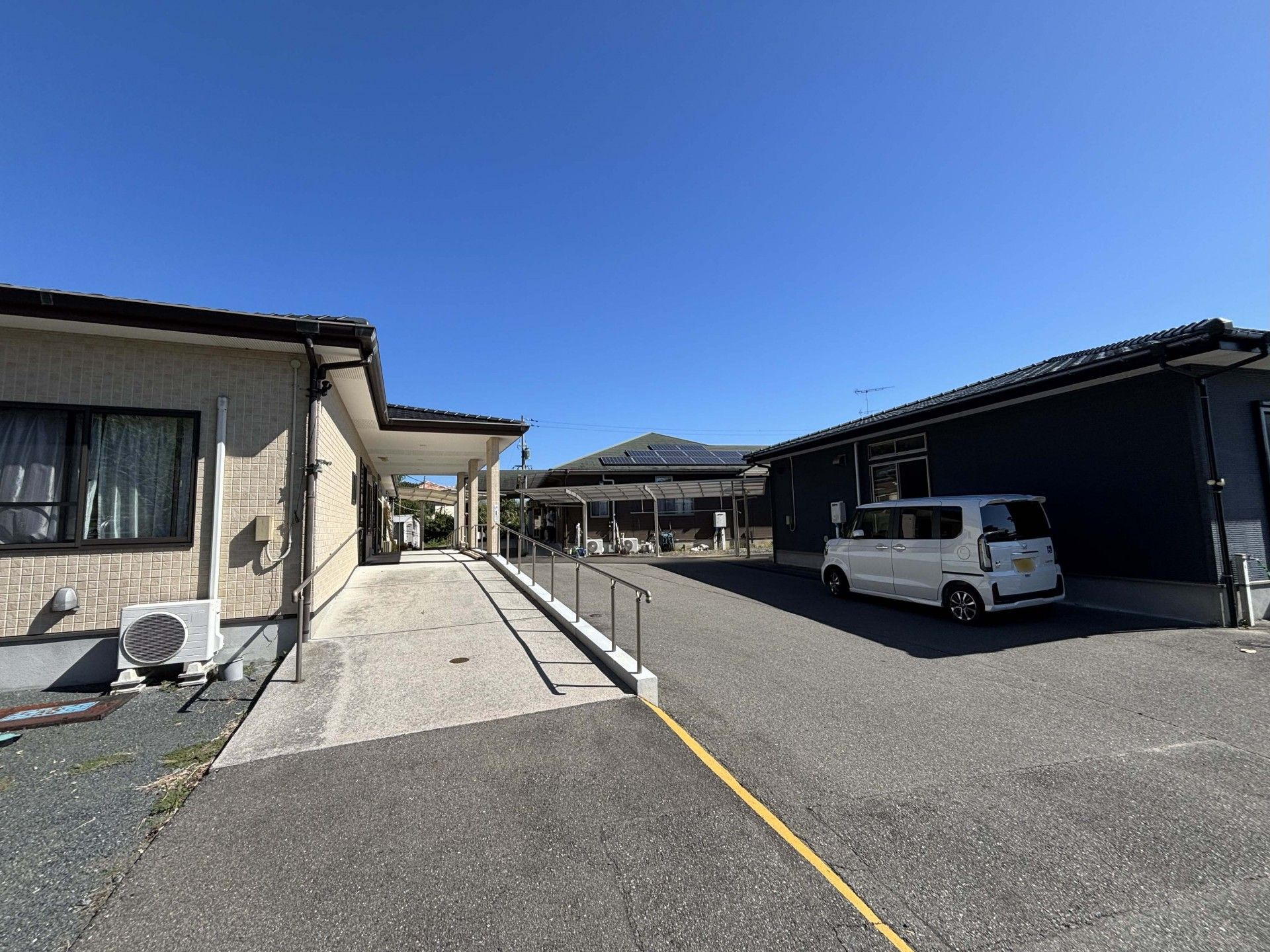 広い通路と駐車場