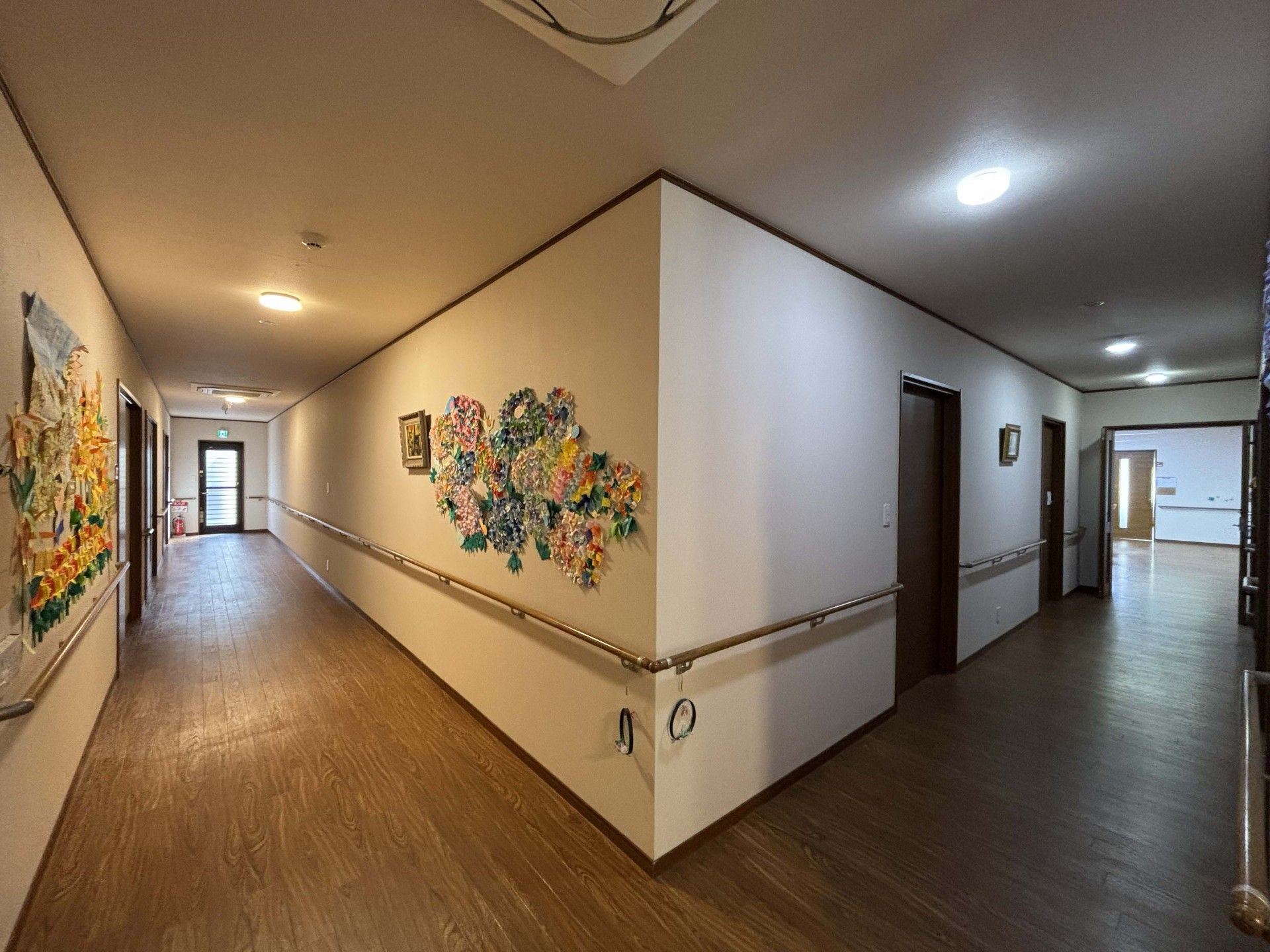 手すり付きの廊下