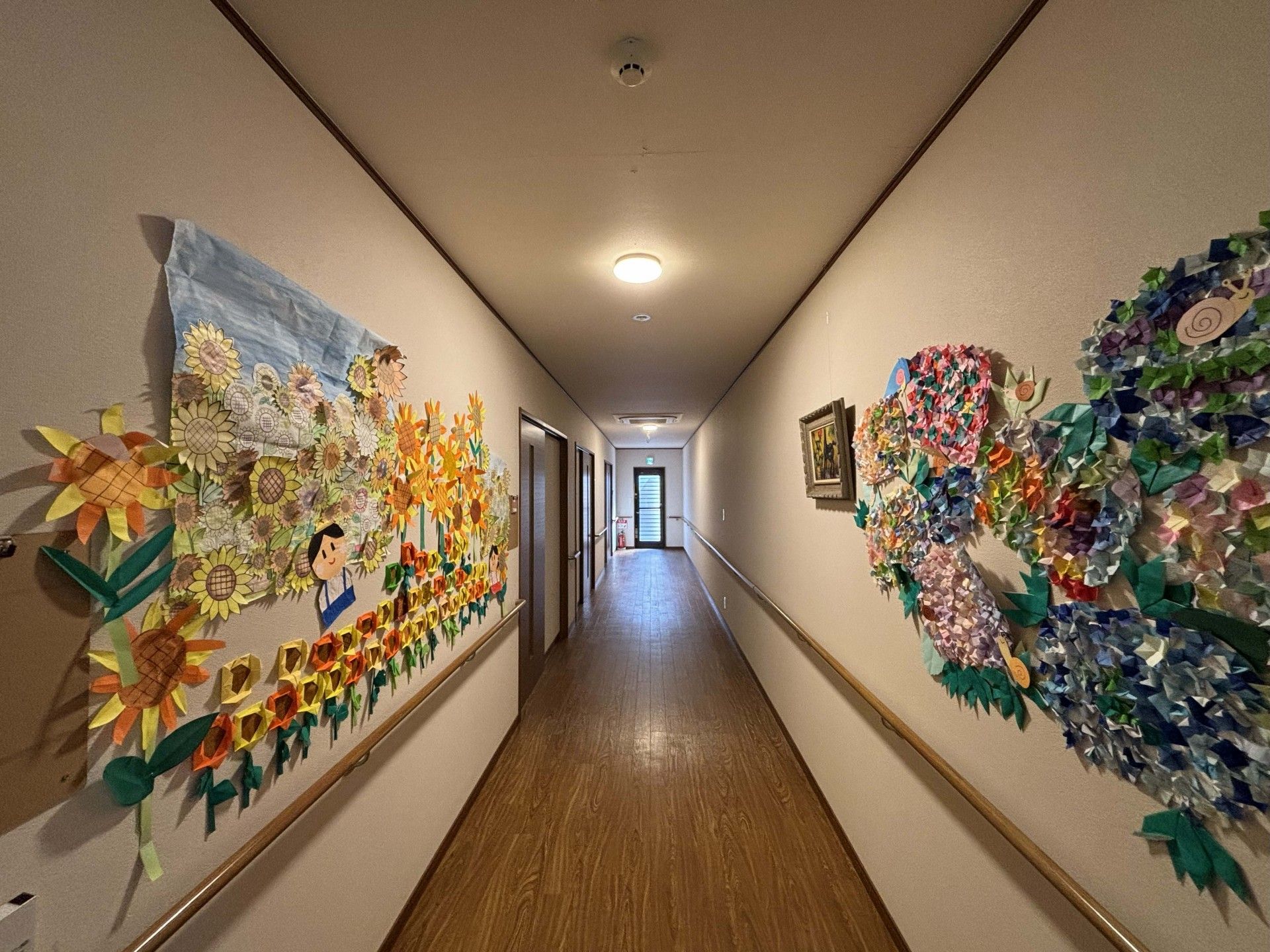 色鮮やかな廊下の壁