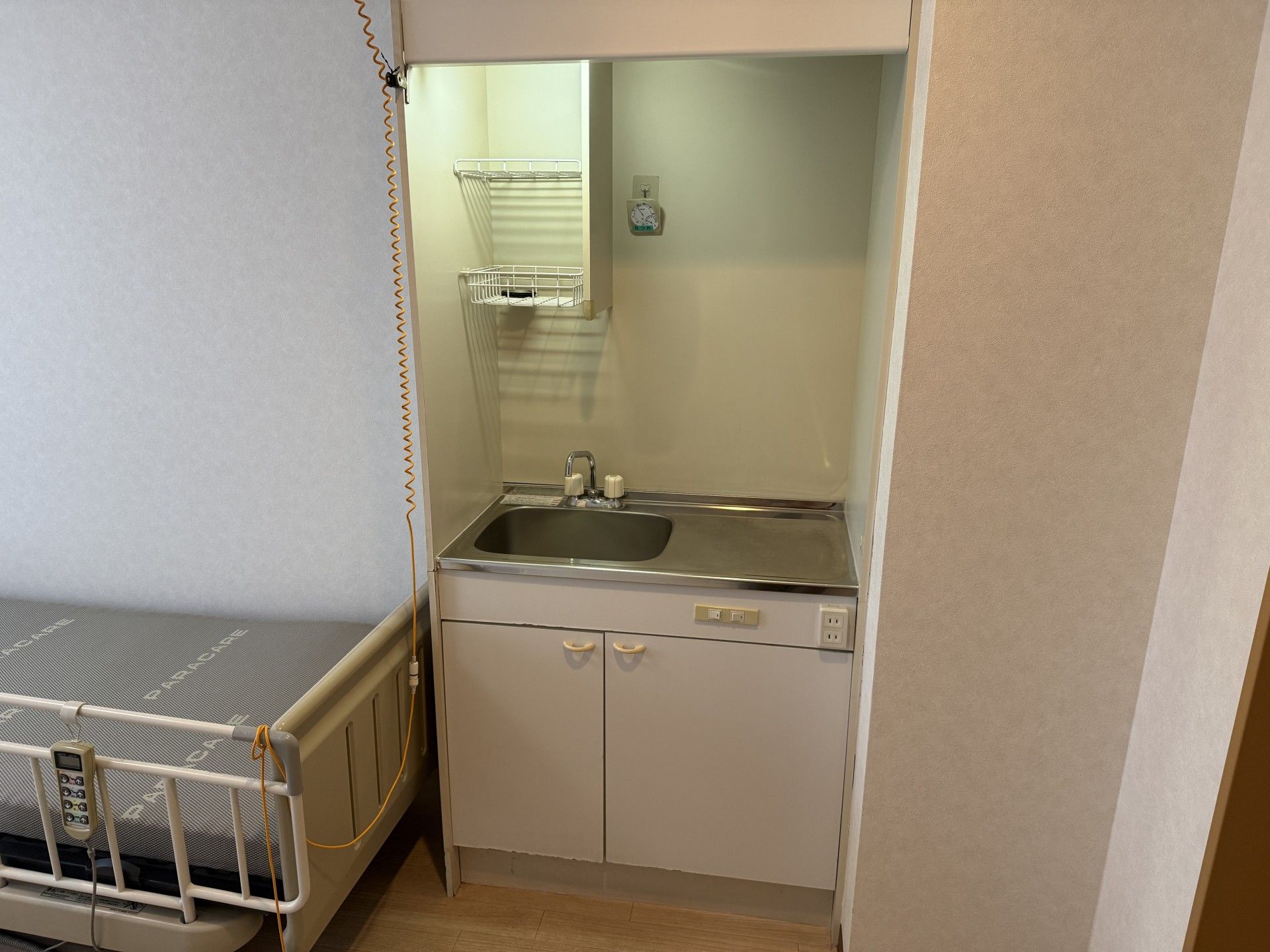 シンプルな洗面台とベッド