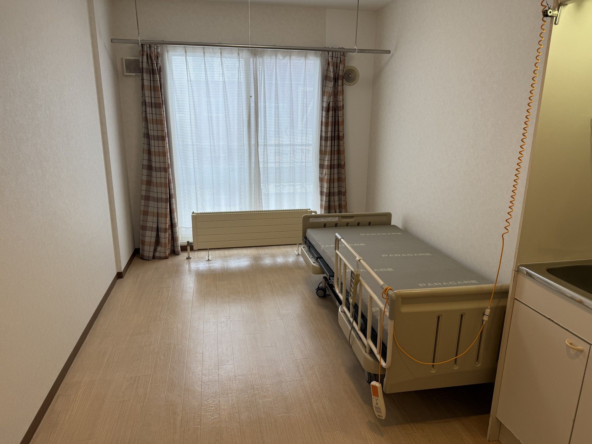 ベッドのある明るい部屋