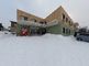 雪に囲まれた建物の外観