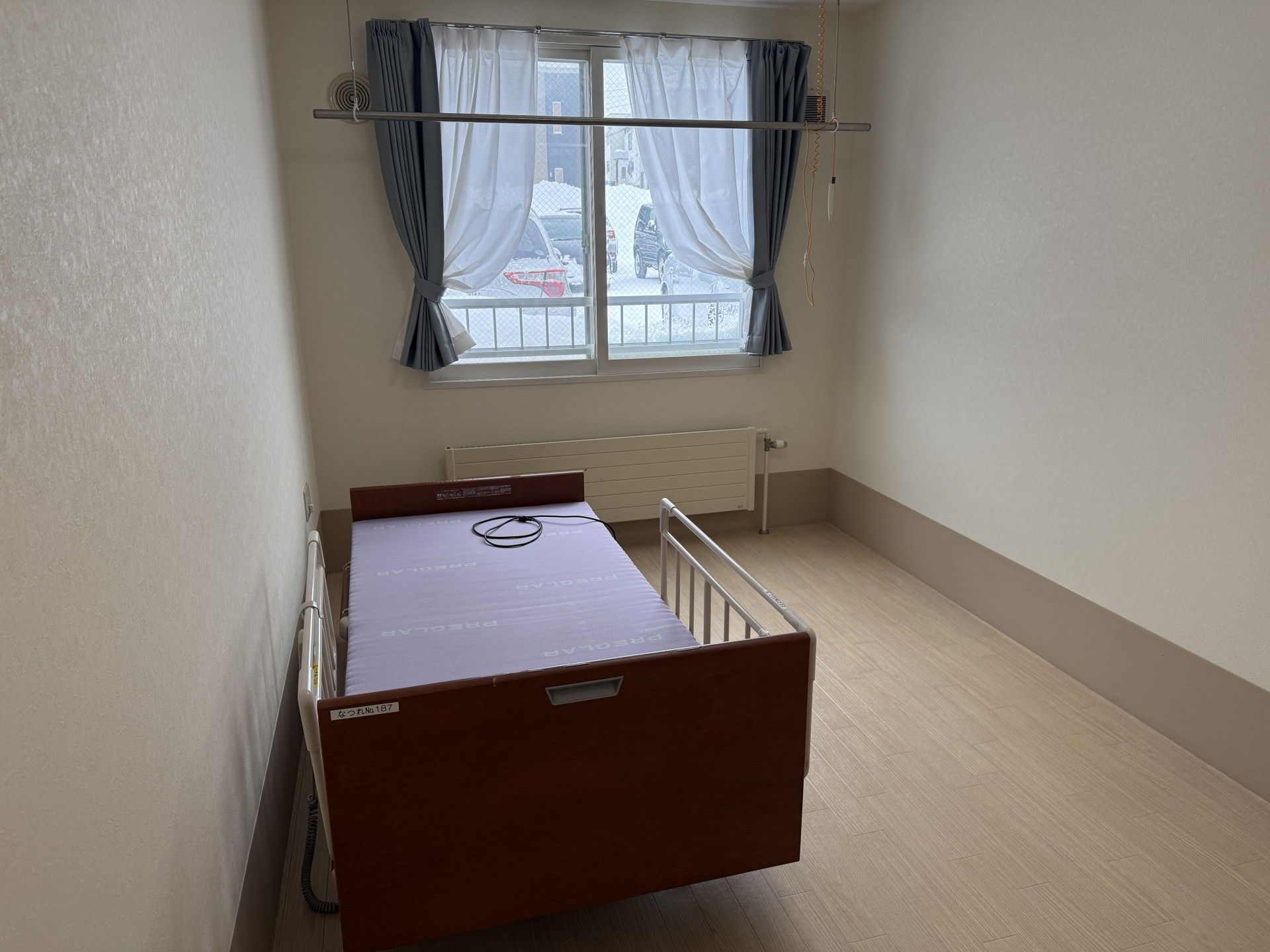 窓際のベッドがある部屋