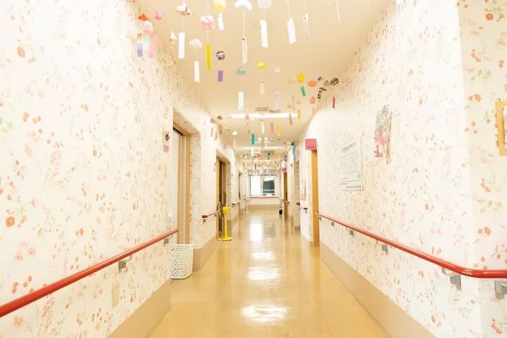 飾りが吊るされた廊下