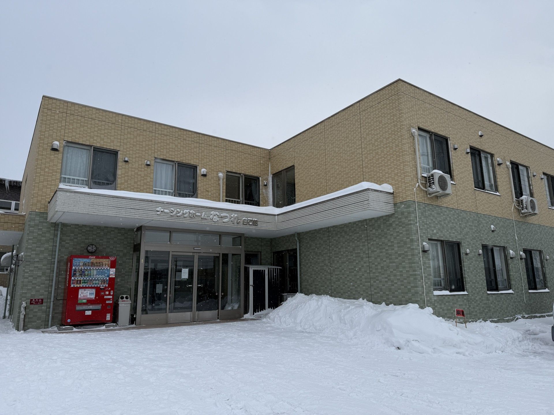 雪に囲まれた建物の外観