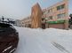 雪に囲まれた建物の外観