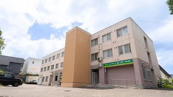 青空の下の建物外観