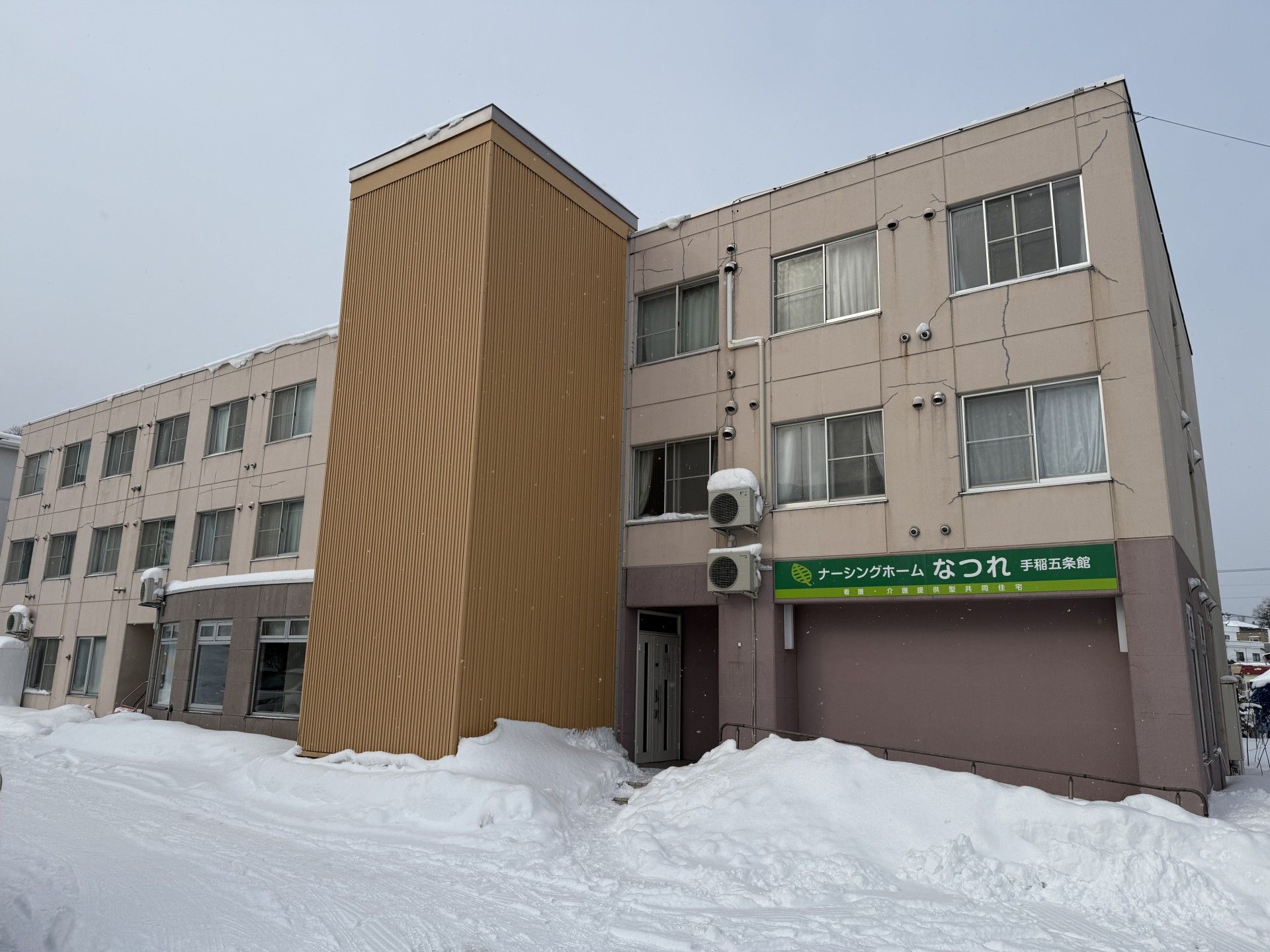 雪に囲まれた建物の外観