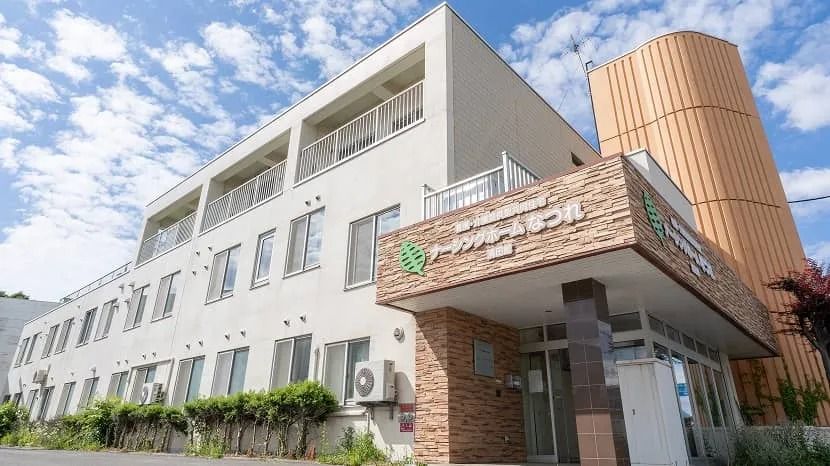 青空の下の建物外観