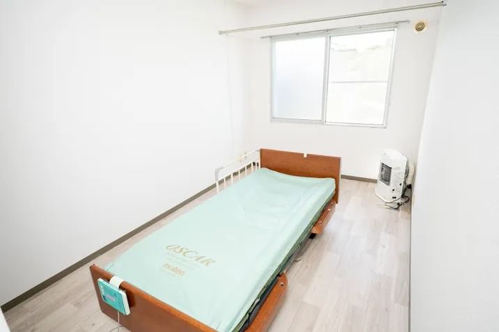 シンプルな個室のベッド