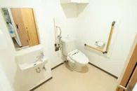 手すり付きの清潔なトイレ