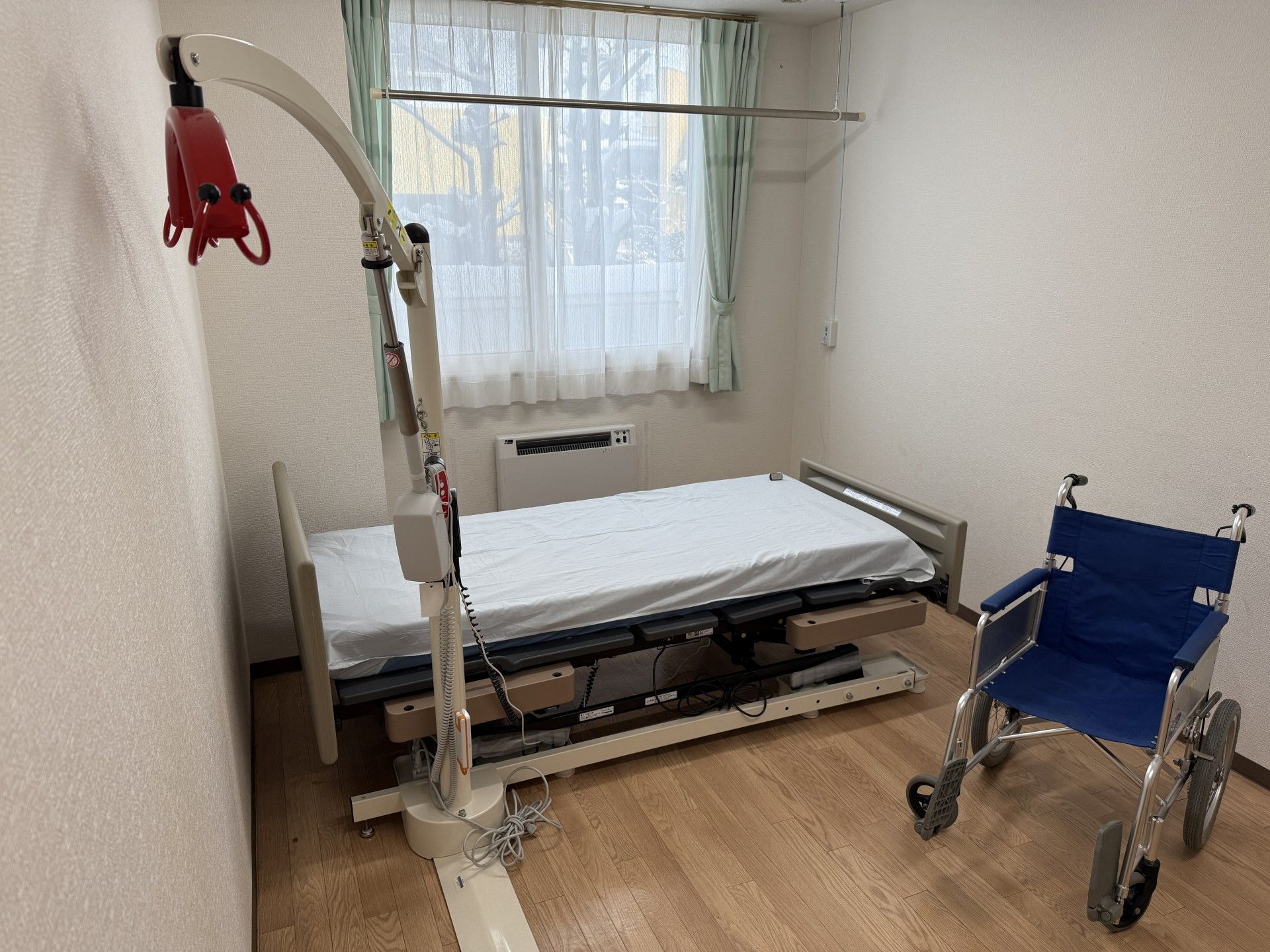 ベッドと車椅子のある部屋