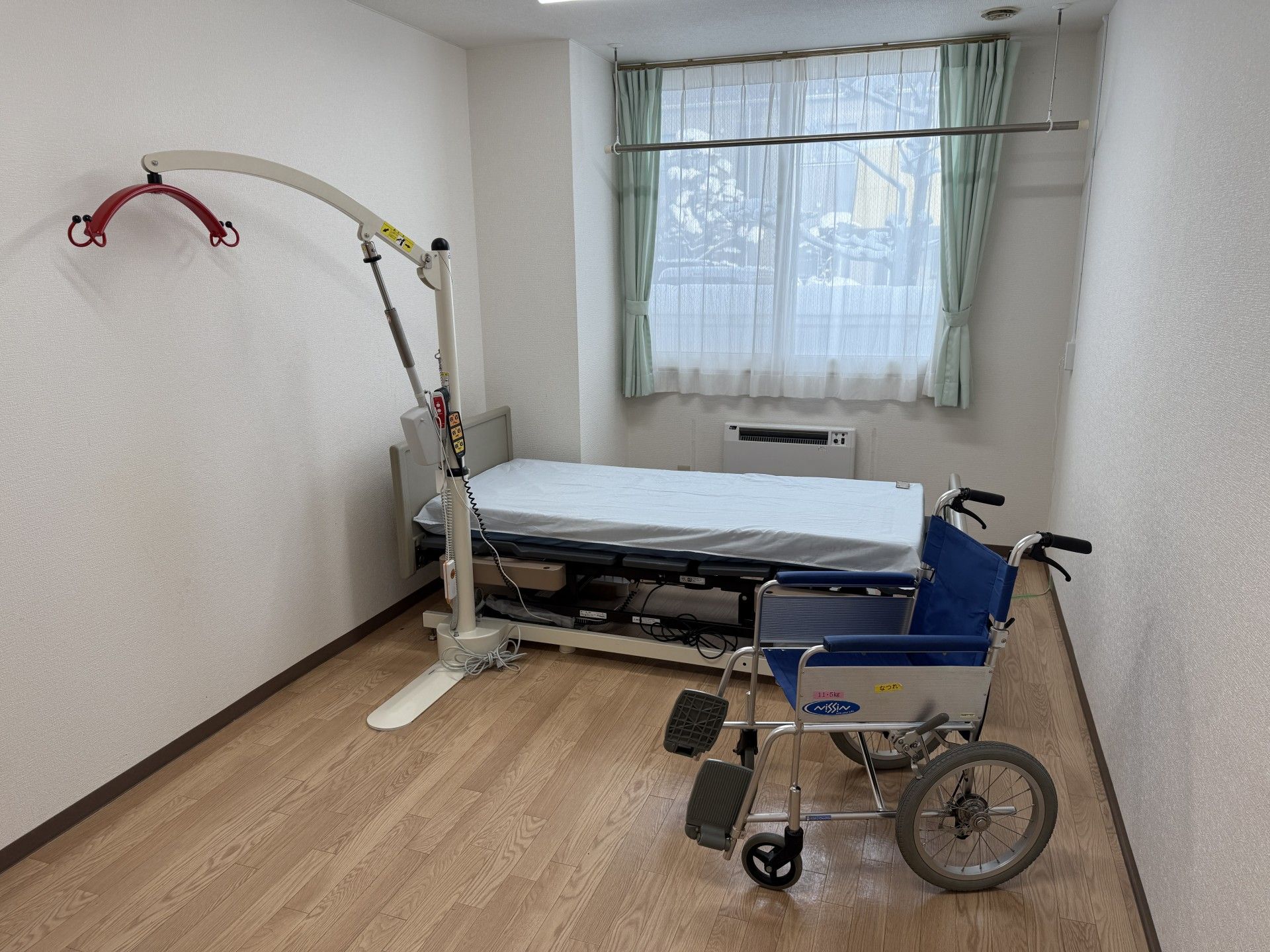 ベッドと車椅子の部屋
