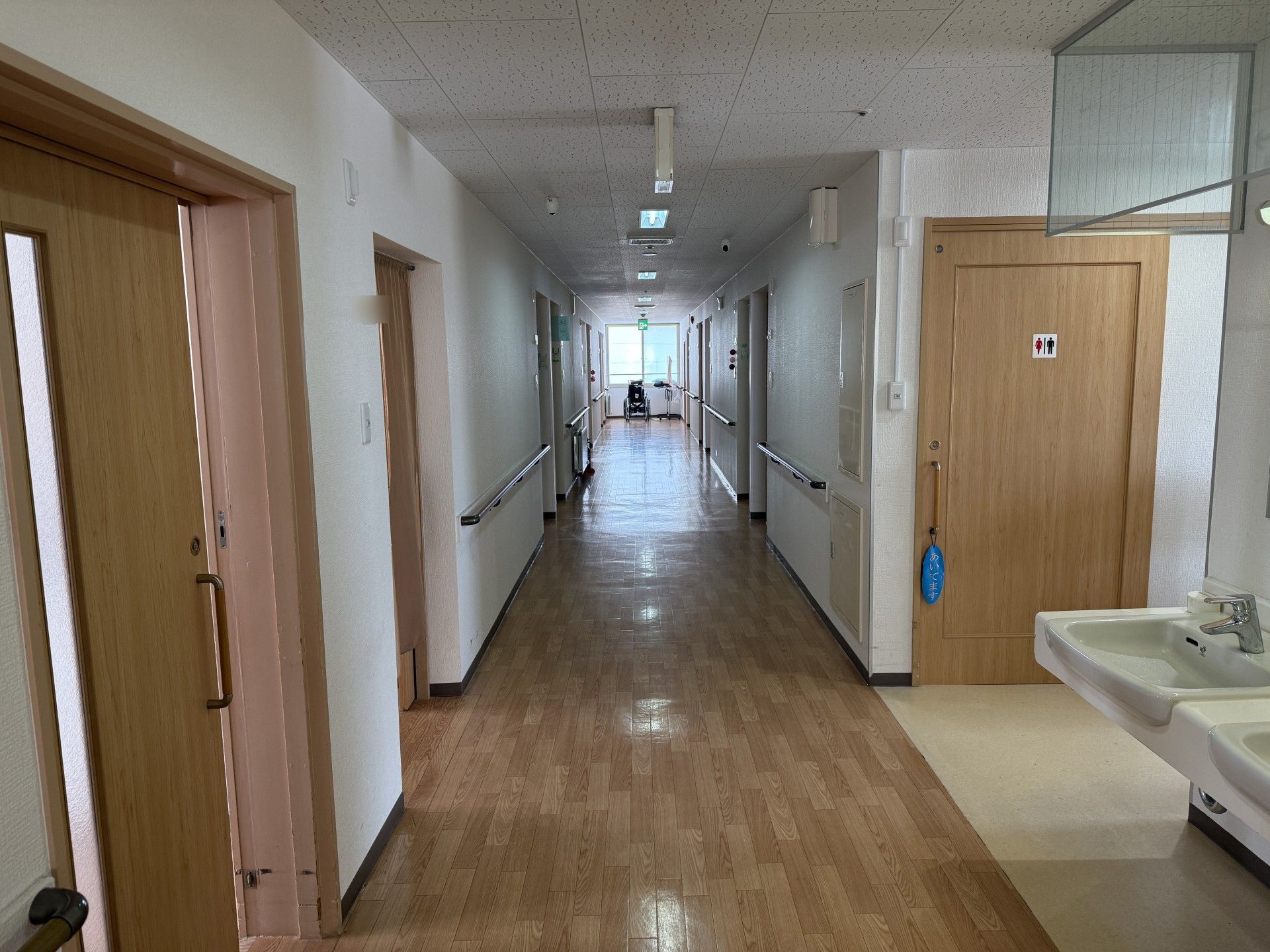 長い廊下と手すり