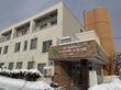 雪に囲まれた建物の外観