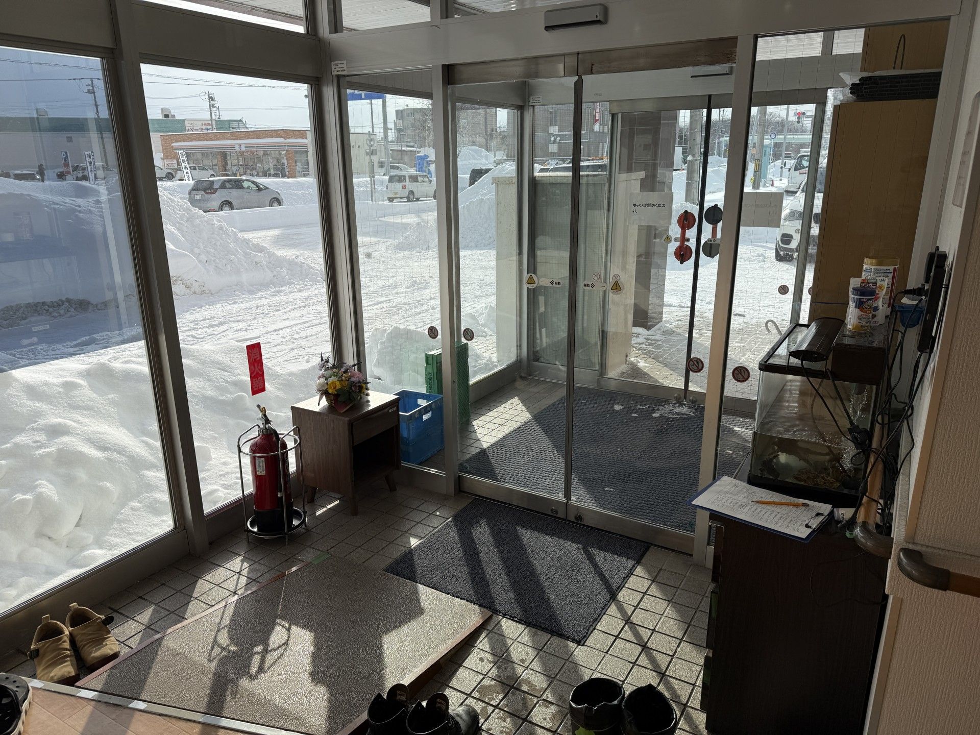 雪景色が見える玄関