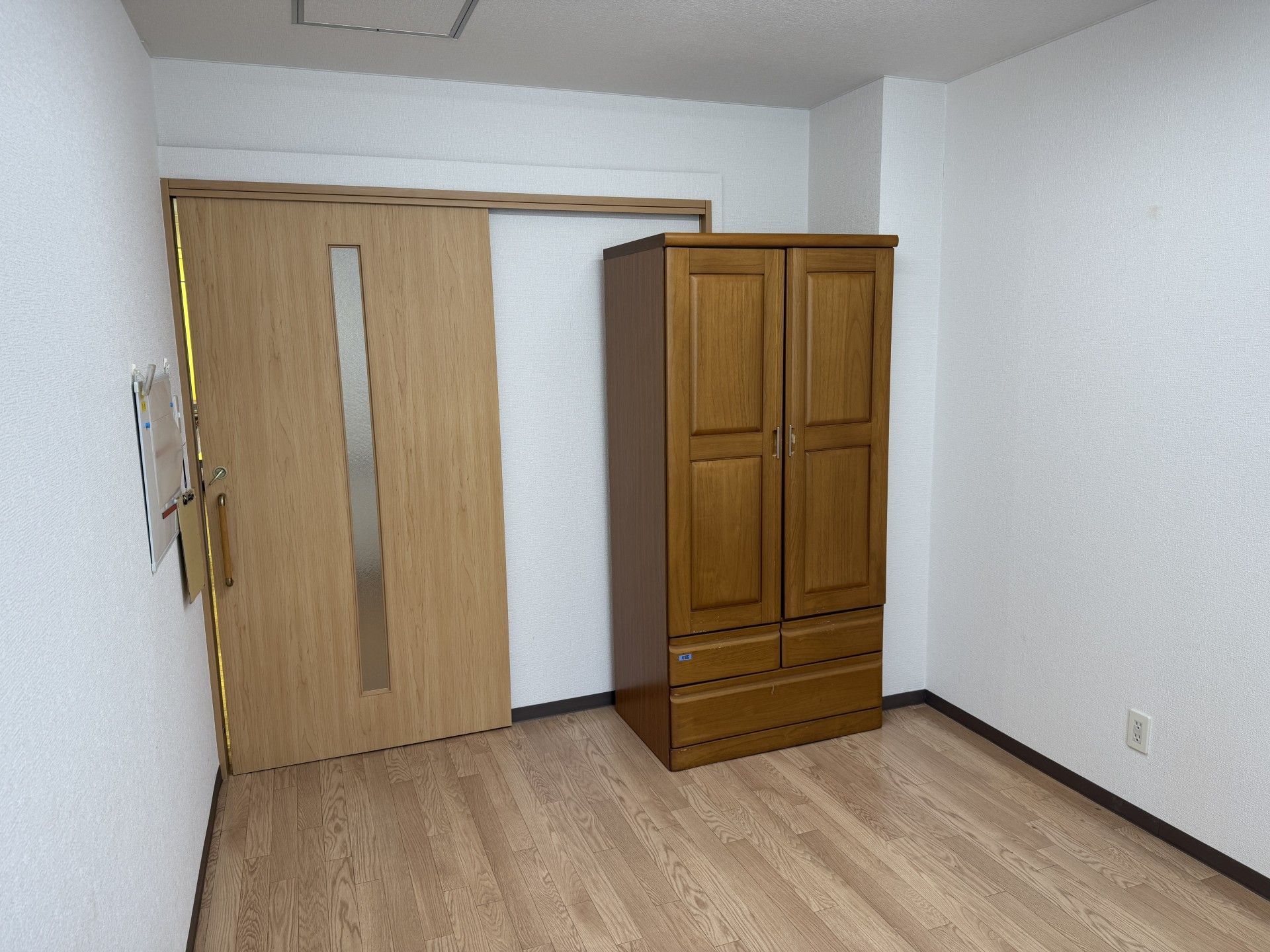 木製の収納とドアの部屋