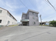 静かな住宅街にある施設の外観