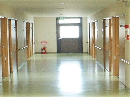 廊下はまっすぐで両サイドに手すりと居室が設置されている。居室のドアはスライド式で楽に開け閉めができる。