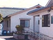 スロープ付きの建物外観