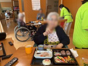 食事を楽しむ様子