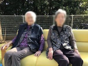 庭のベンチでくつろぐ様子