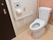 トイレの便座は一般的な洋式になっている。壁には手すりとともにナースコール、温水洗浄機能の操作パネルが取り付けてある。