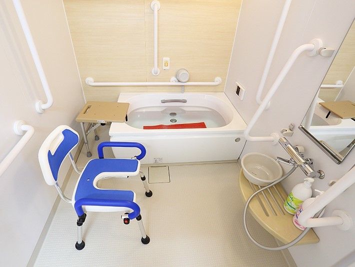 手すりが全域に設置された浴室。シャワーチェアや滑り止めマット、ベンチの設置もある。