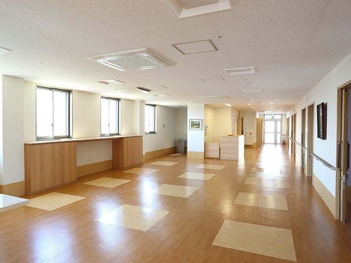 共有スペースにはまだ家具などは置かれておらず、日当たりのいいスペースとなっている。