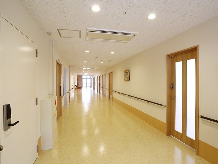 廊下には全域手すりが設置され、まっすぐな廊下には余計なものは置かれていない。