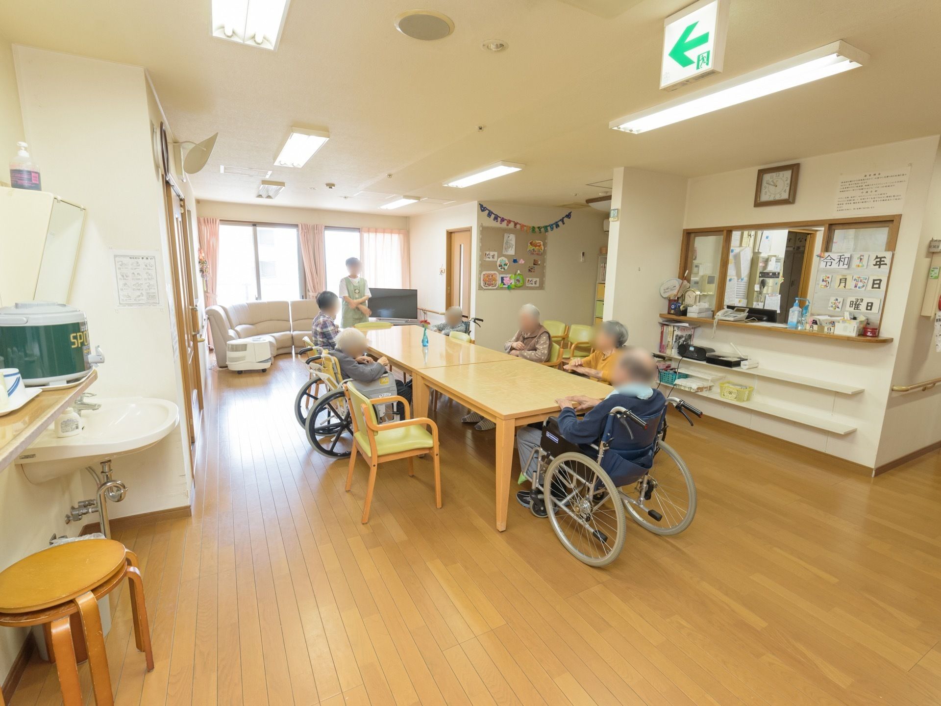 受付カウンターのそばに設けている入居者様が集う共有スペース