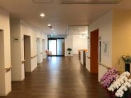 廊下は幅が広く、両サイドに手すりが設置され、蘭の花などが置かれている。