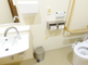施設内の明るいトイレ空間