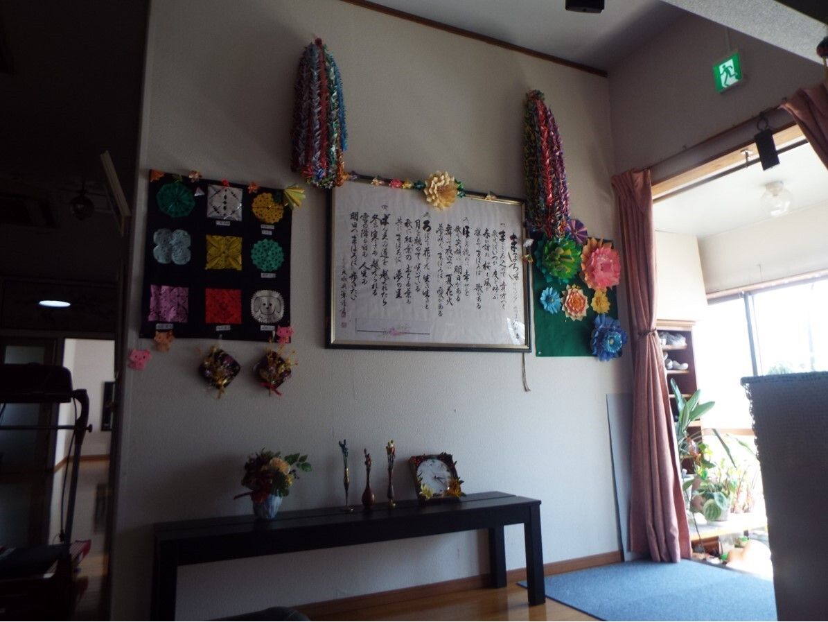 入居者がレクリエーションやクラブ活動で作った作品が飾られている展示スペース