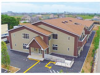 赤い屋根の大きめの一軒家風の建物。福寿いせはら小稲葉の外観写真