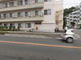 静かな街の介護施設外観