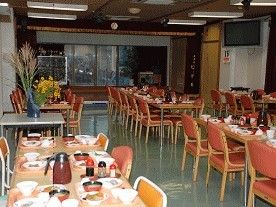 食事が並べられている食堂の様子。施設内に用意された広めのホール