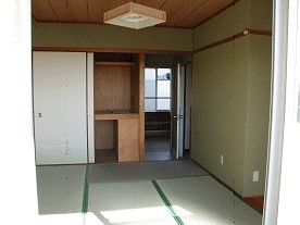 たたみが敷いてあるわしの様子。うすみどりの壁が静謐な雰囲気を漂わせている様子が分かる