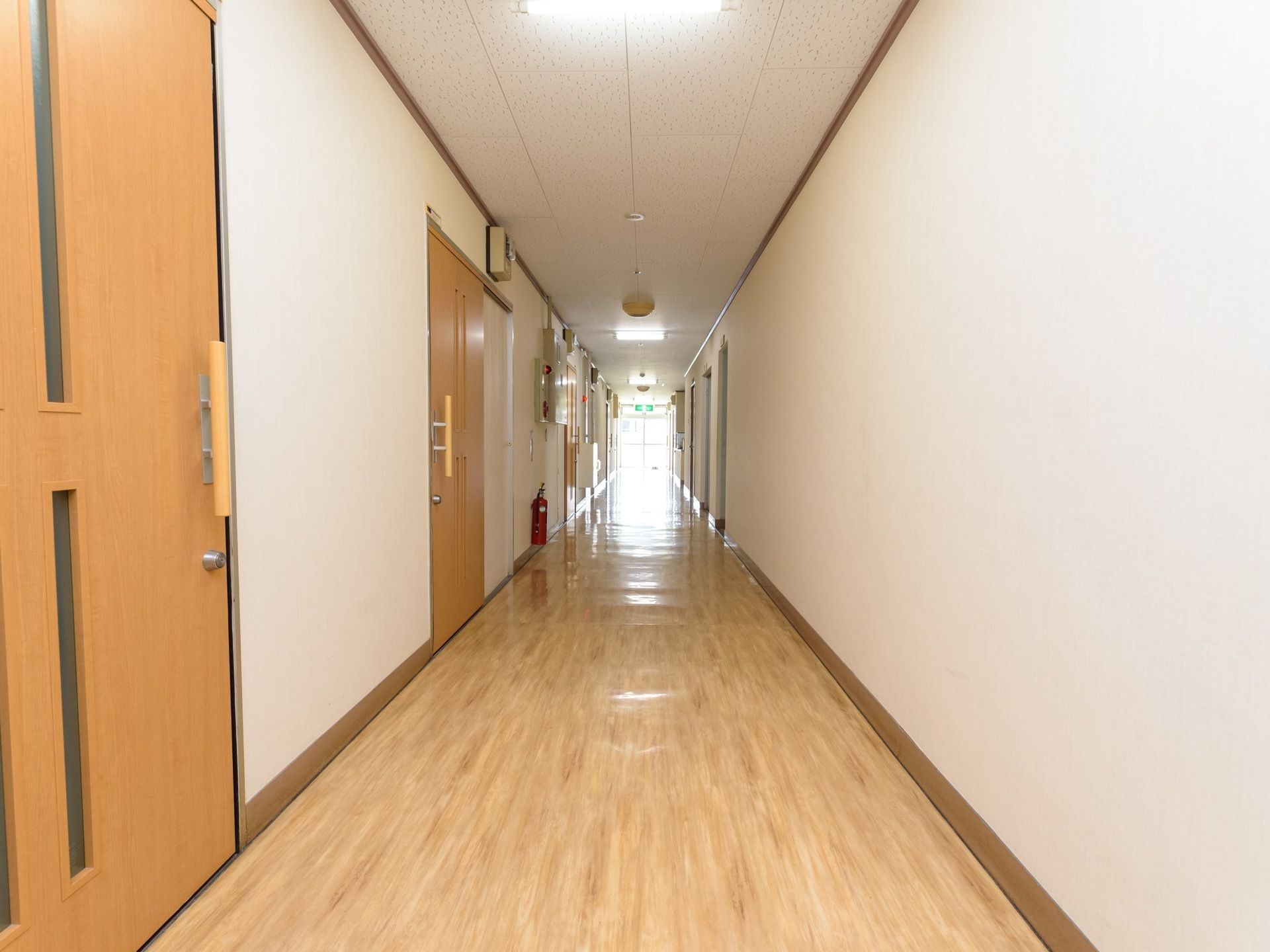 フローリングの通路で、突き当りは非常口となっている。各居室のドアは開閉のしやすいスライドドアで、鍵がついている。