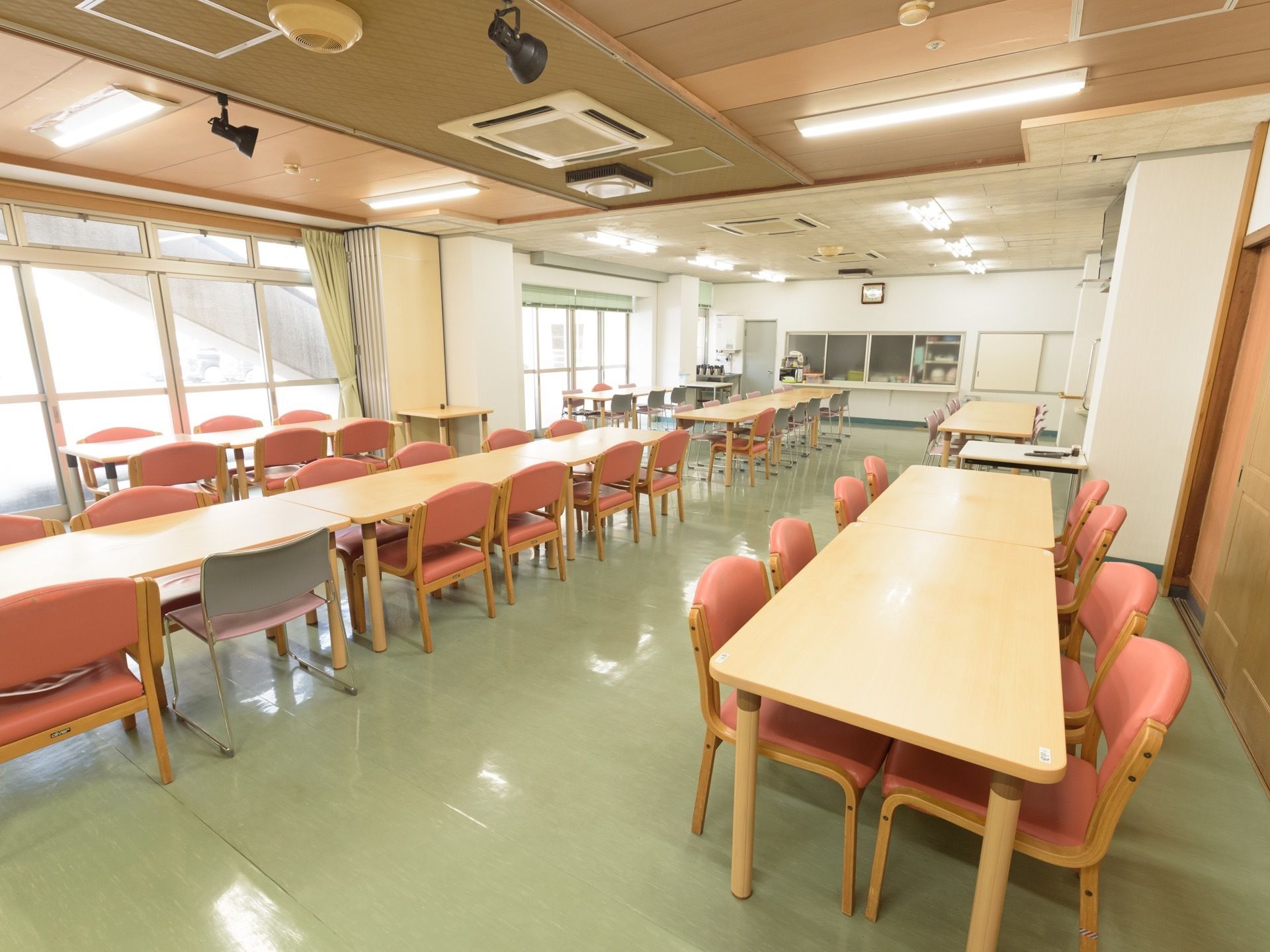奥行きの広い食堂で、片側の壁は全て窓になっており、明るい。十分な通路スペースを空けてテーブルが並んでいる。