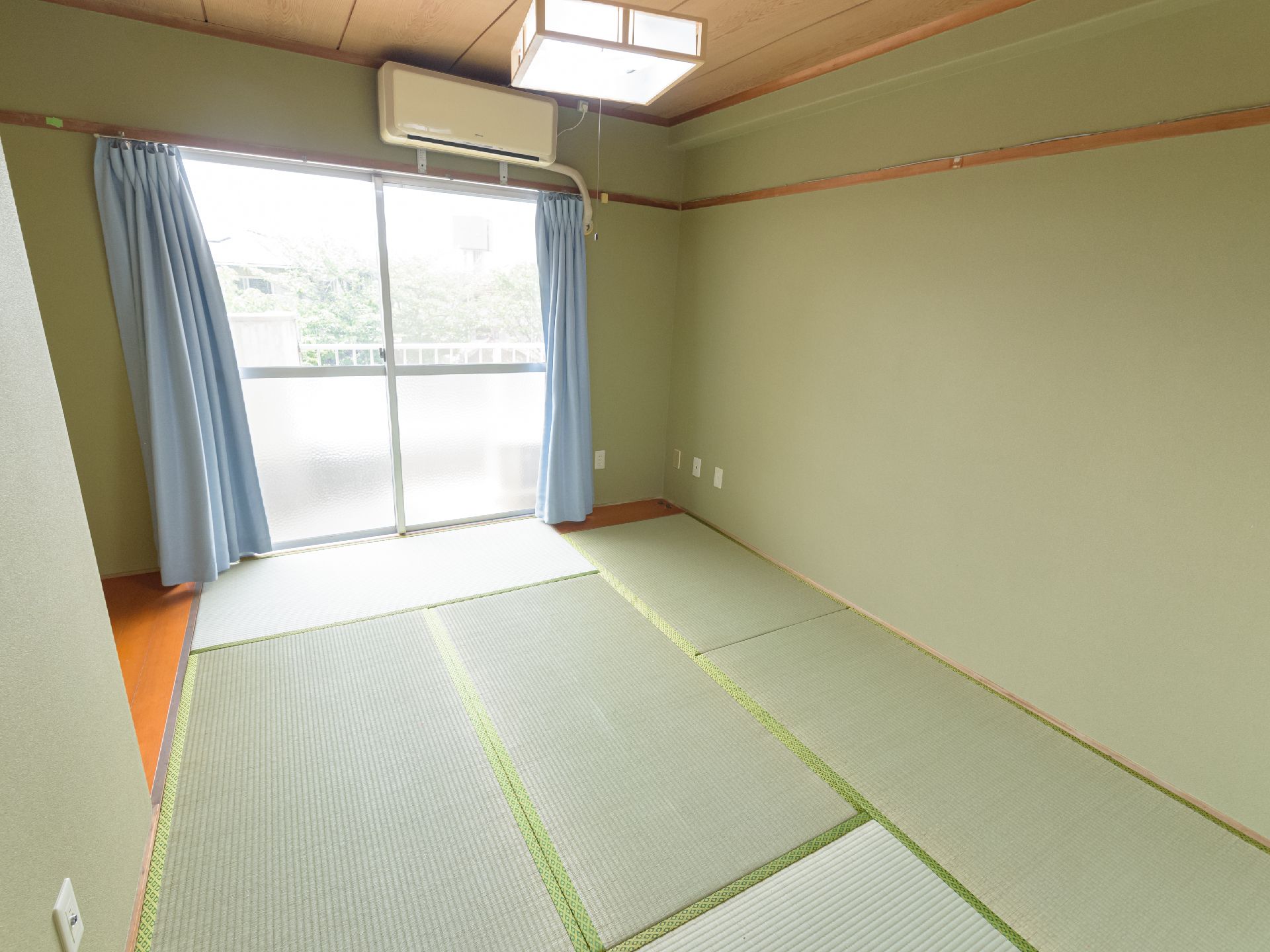 畳敷きでサッシ窓やエアコンが設置されている和室タイプの居室