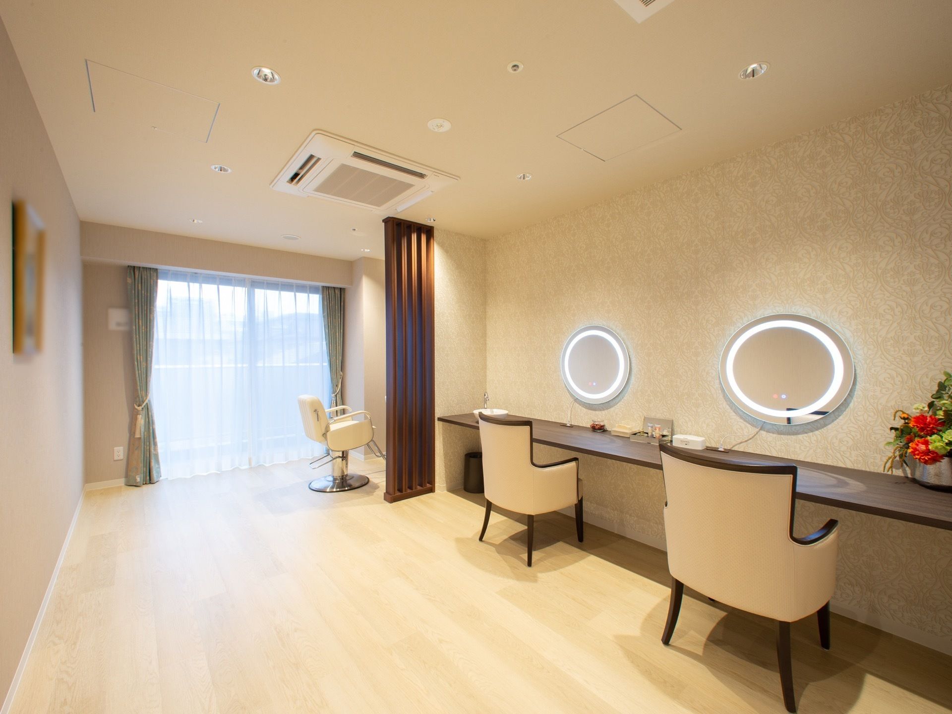 2席のヘアカットスペースと1席のシャンプースペースがある、空調設備が完備された部屋